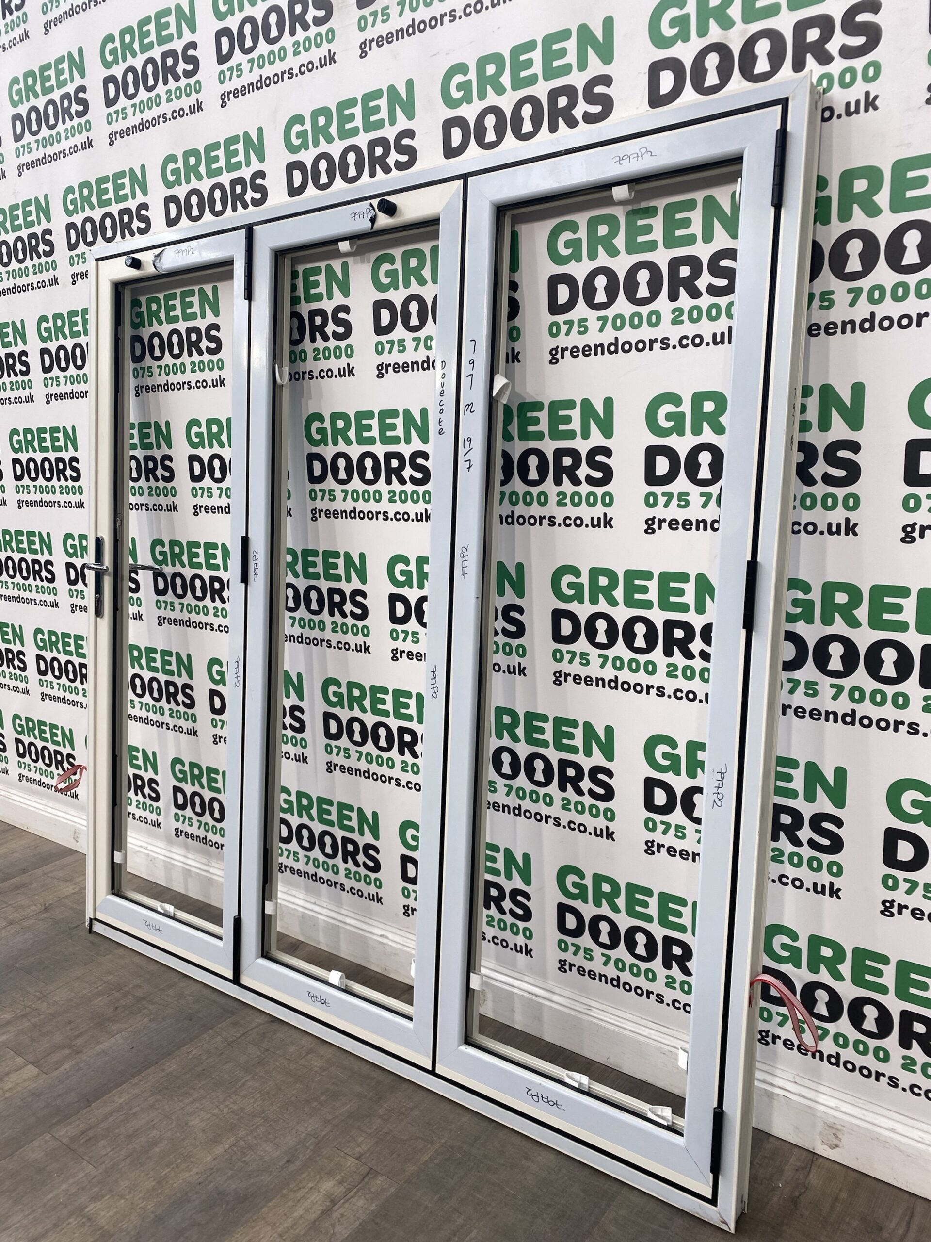 ALUK Aluminium Cream Bifolding Doors Green doors